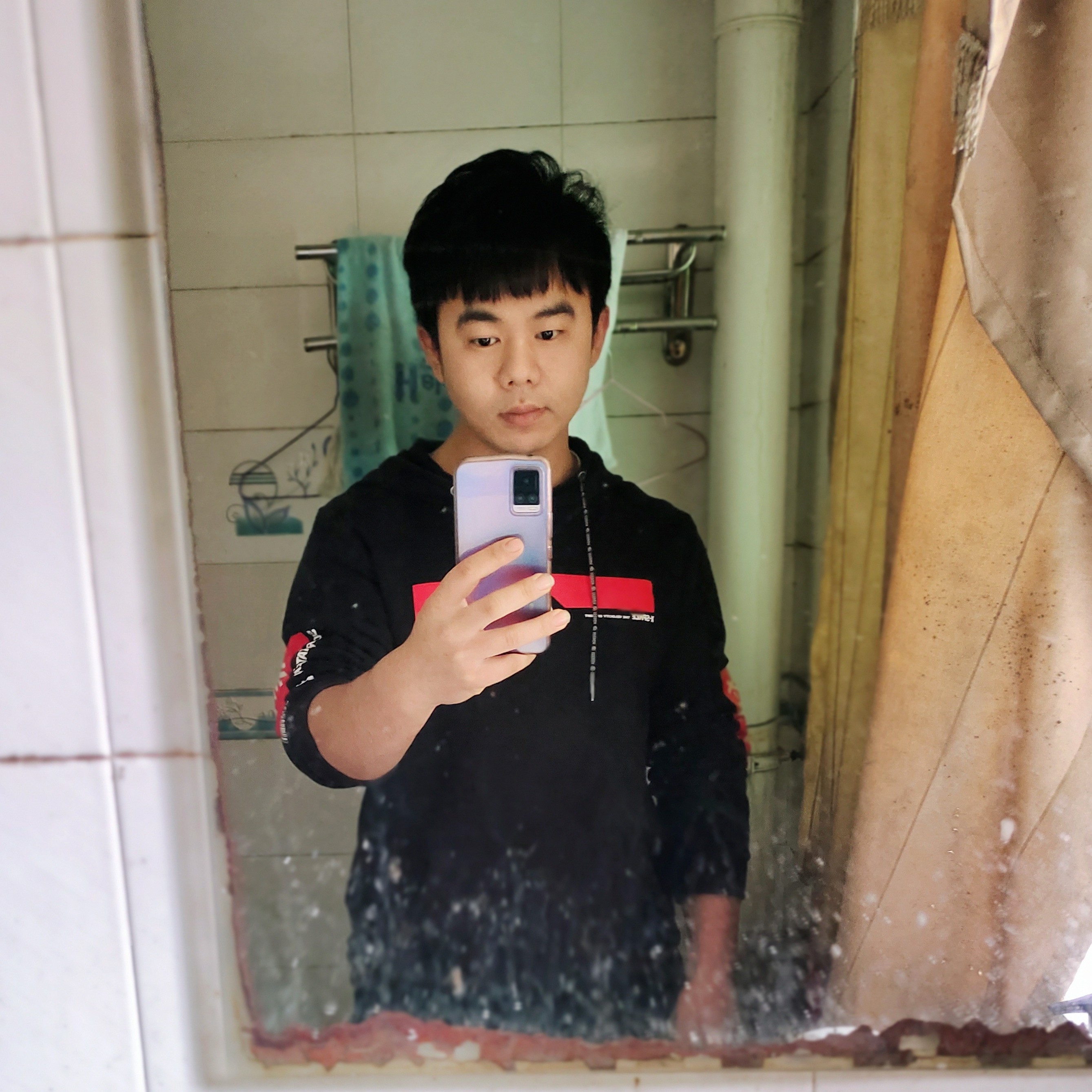 秋天的皎洁月的照片