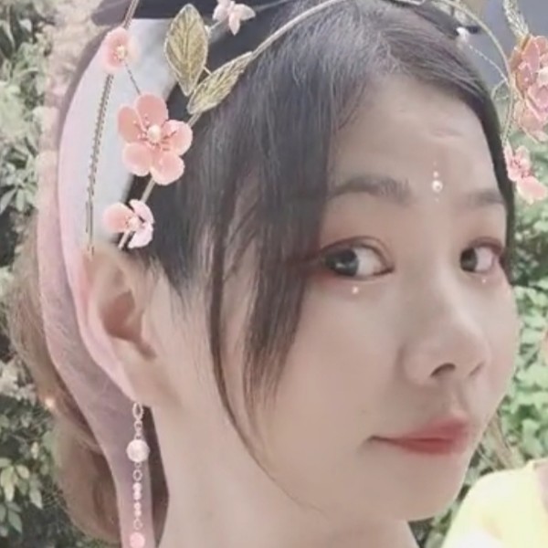 细心演变唇彩的照片
