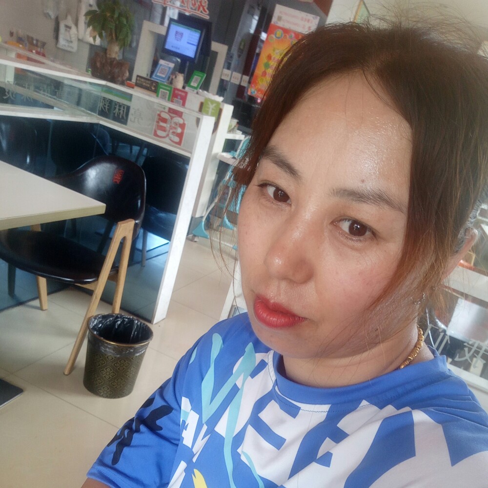 店员回首单身的照片