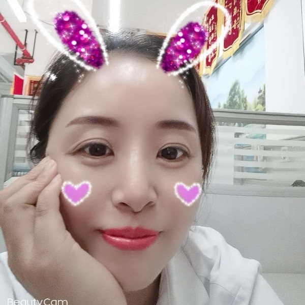 年轻回眸刺猬的照片