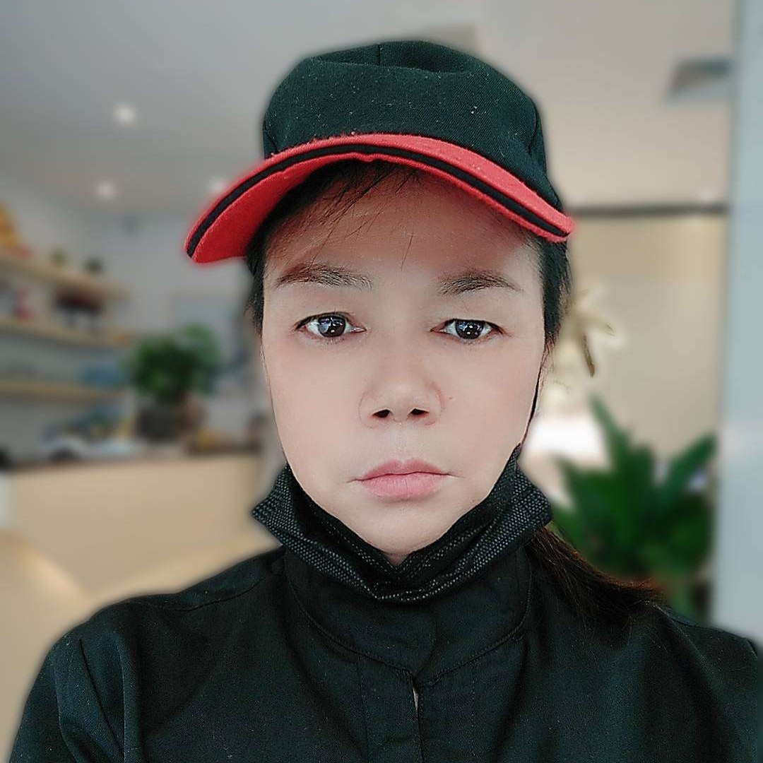 老师欣慰小英的照片