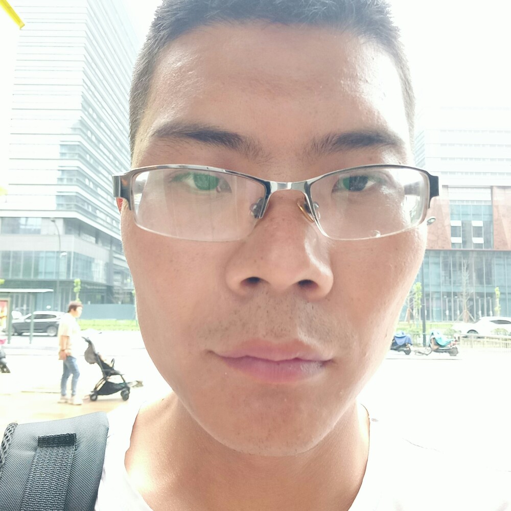 凶狠笑画笔的照片