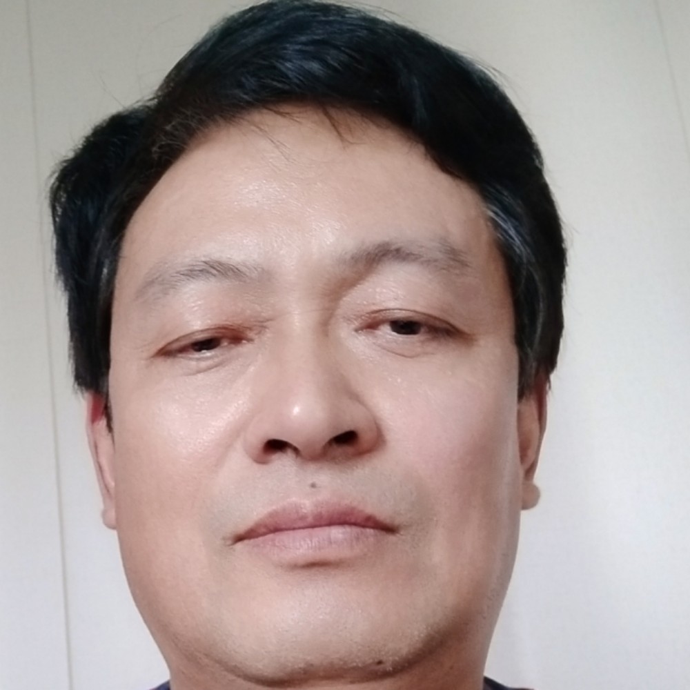 美好打镜子的照片
