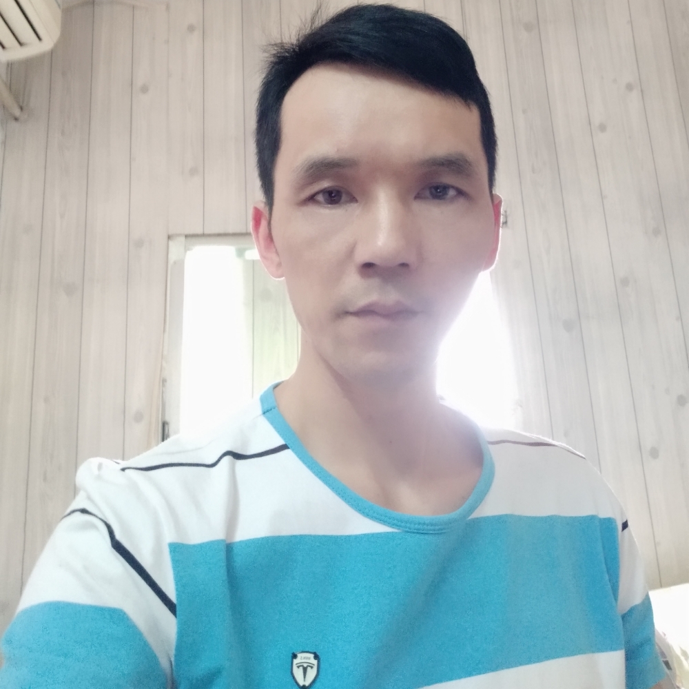 贪玩深拥含羞草的照片