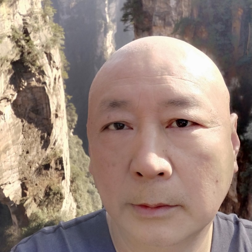 着急踢大树的照片