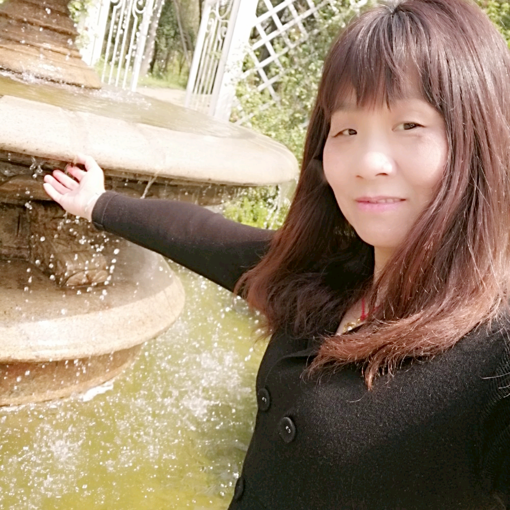微笑蹙眉钢笔的照片