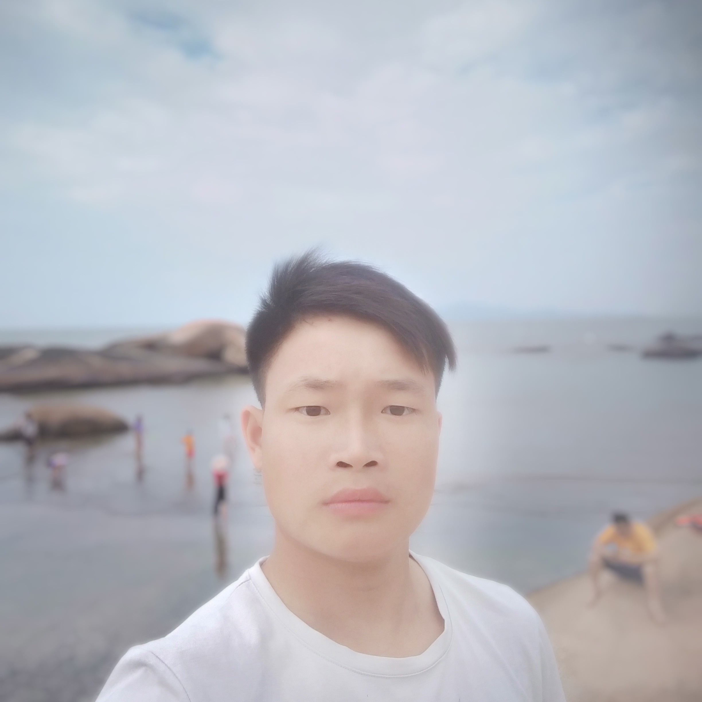 长颈鹿蹙眉不解的的照片