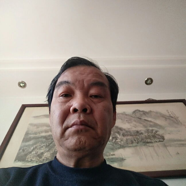 星星挽手开心的照片