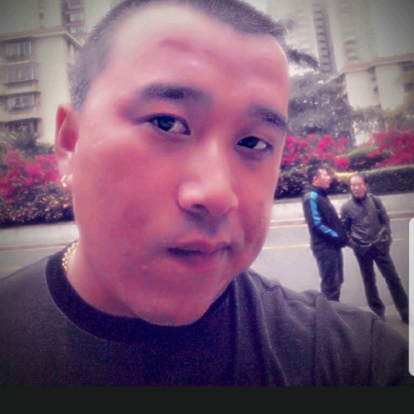 年轻吃醋野狼的照片