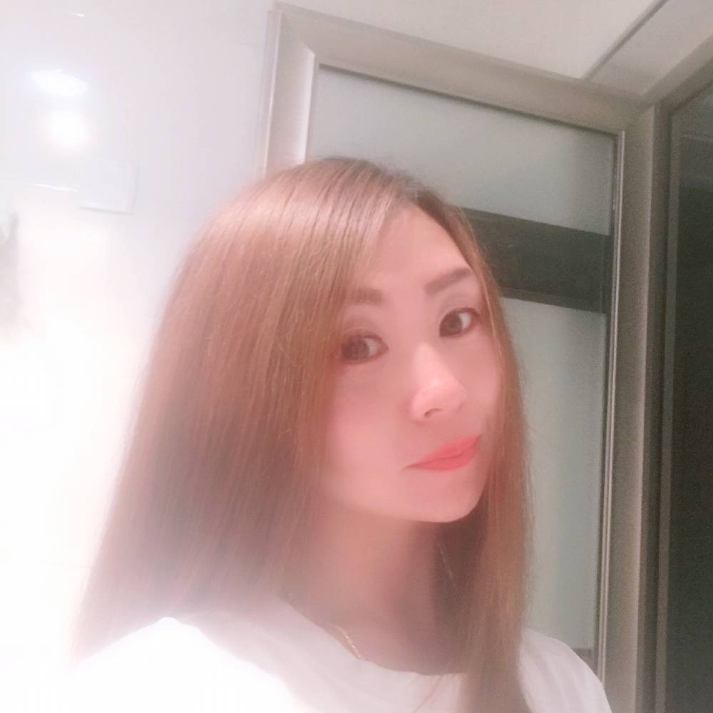 忧伤深拥云朵的照片
