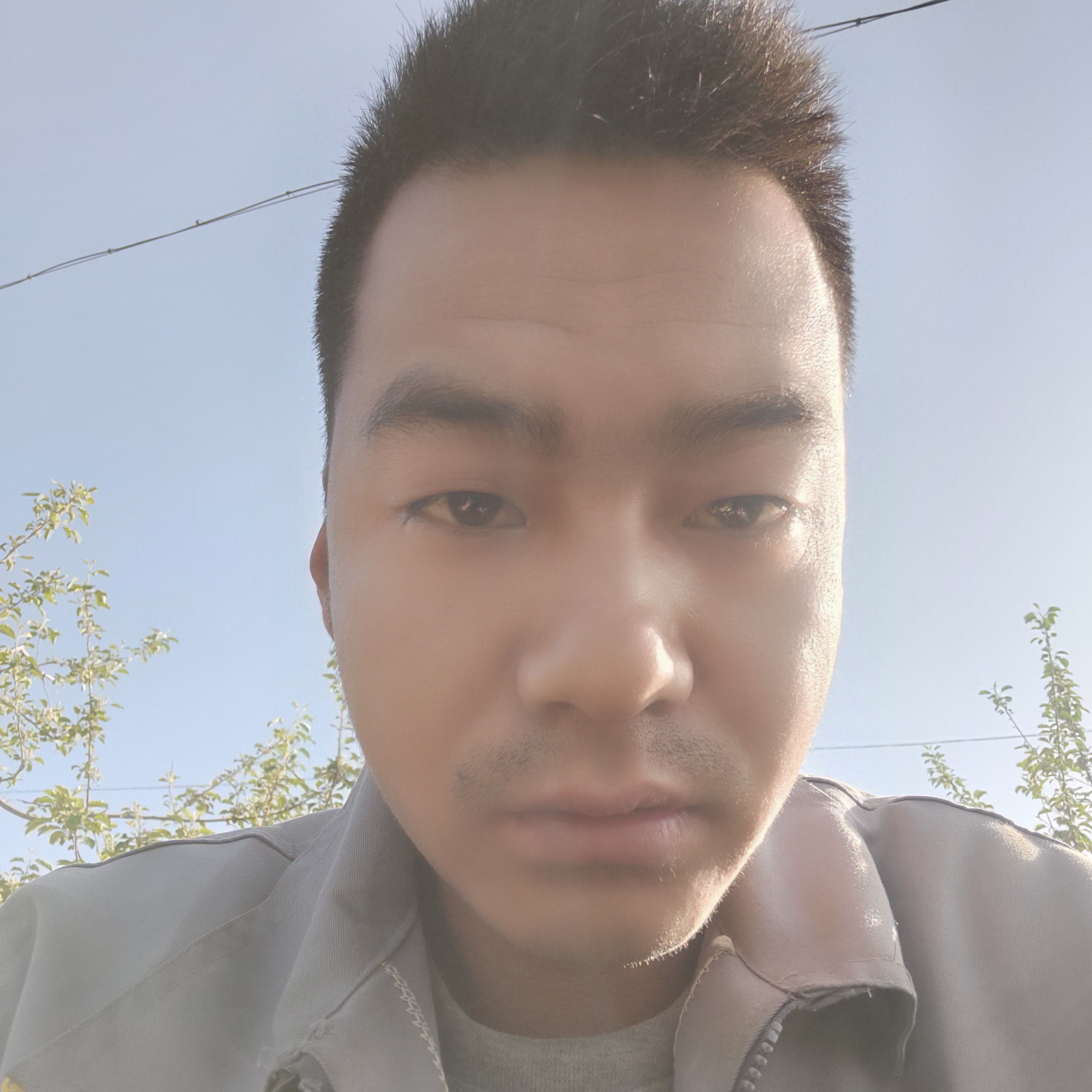 俊逸漫步山水的照片