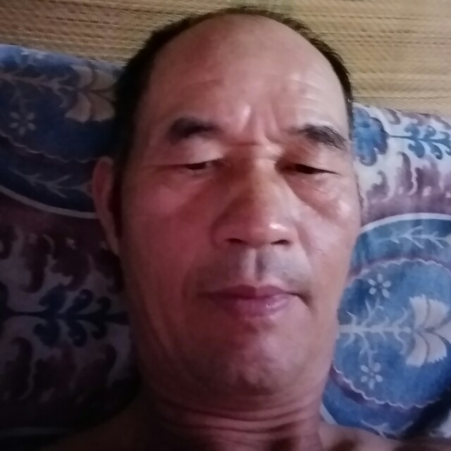 苗条拿爱撒娇的照片