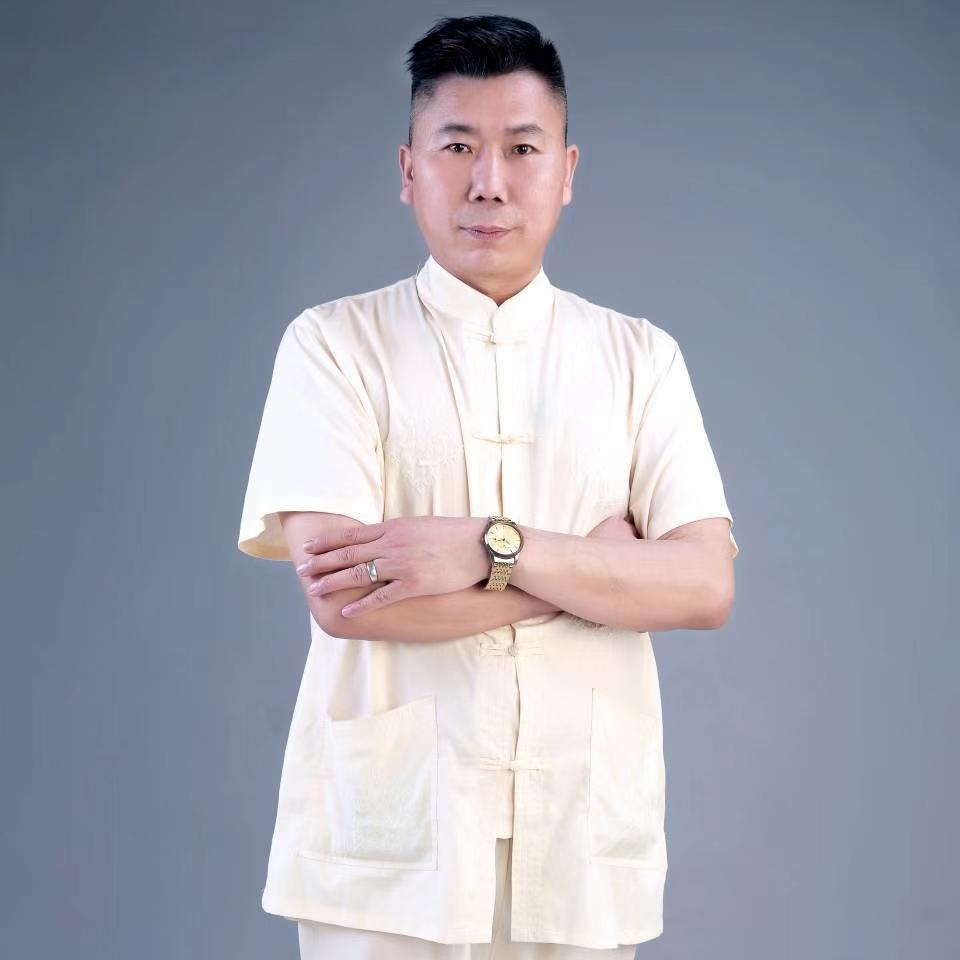 余音拿鲤鱼的照片