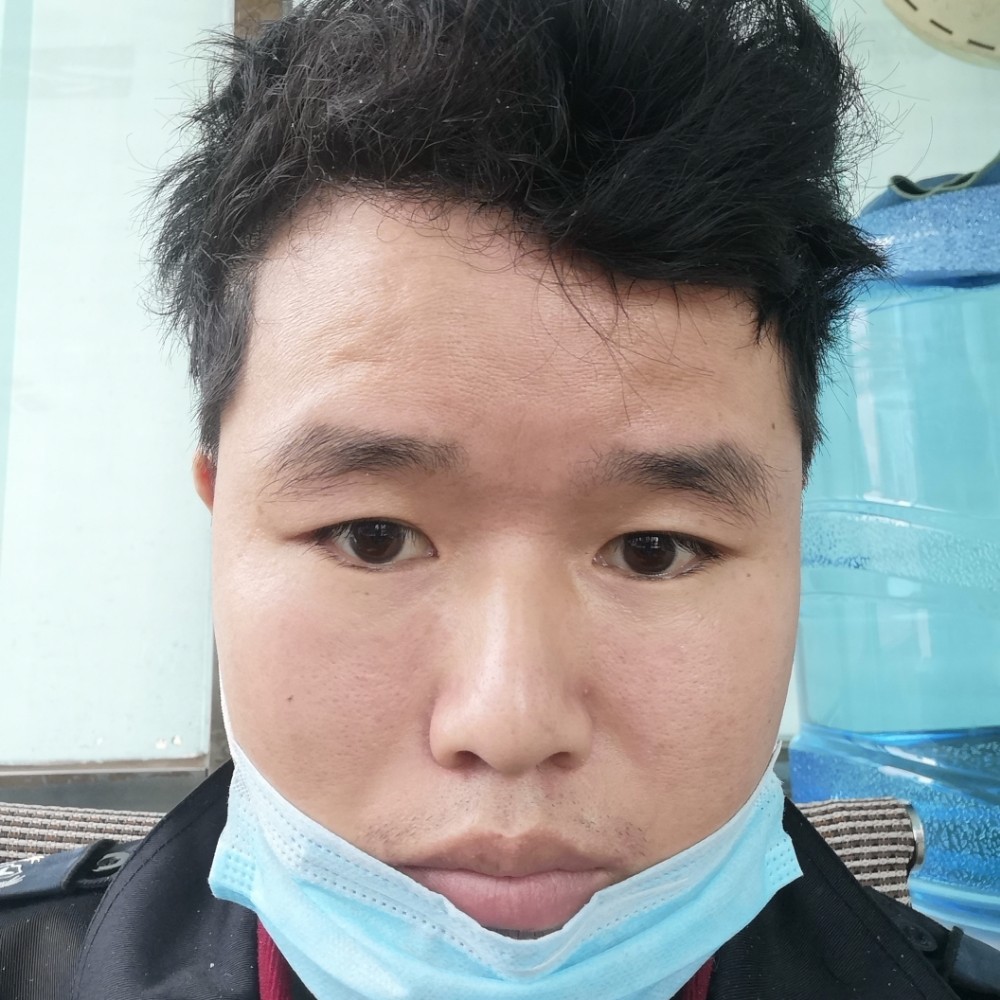 冷静浅吻西装的照片