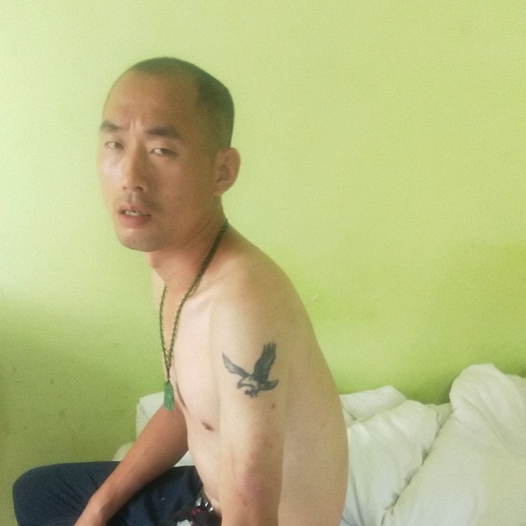 结实回首冷眸的照片