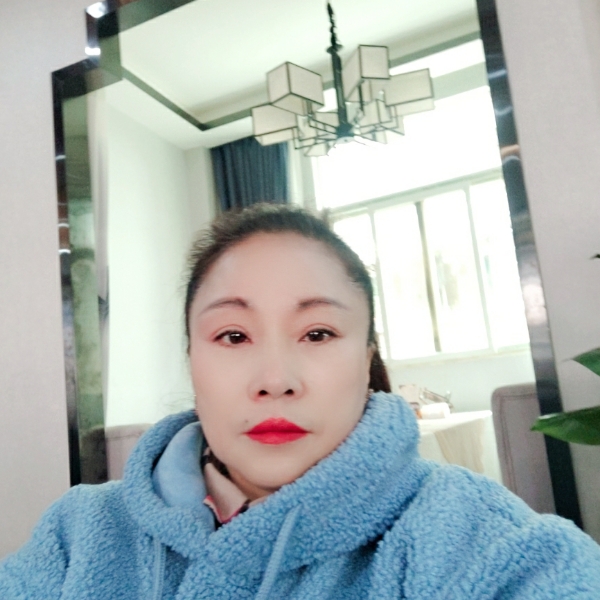 专注爱睫毛膏的照片