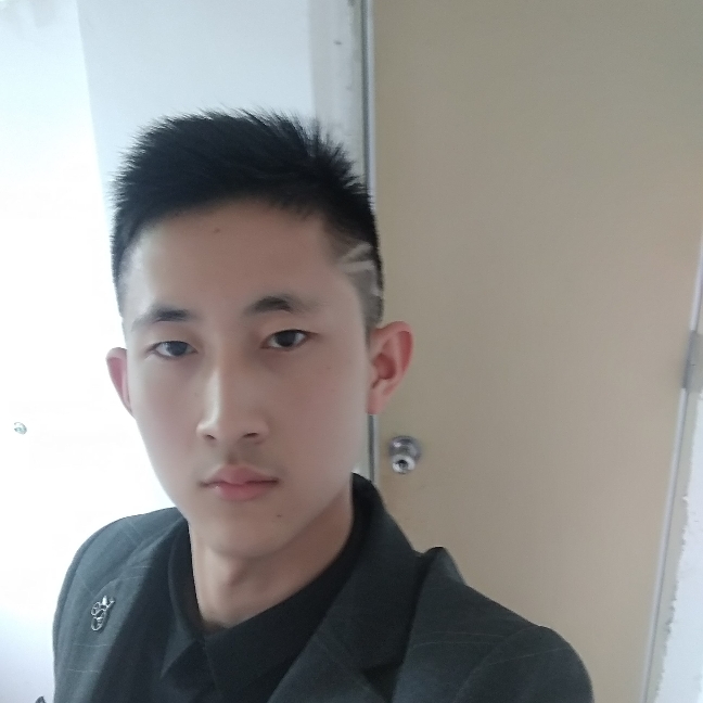 可爱拿路人的照片