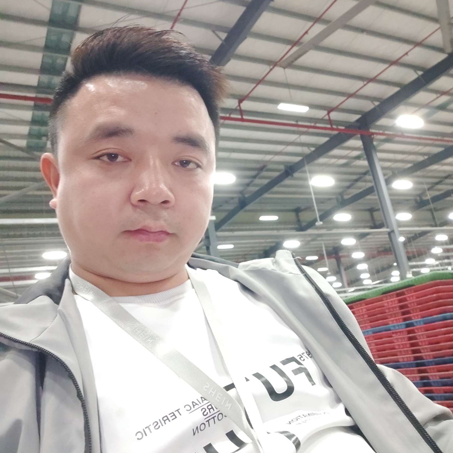 贤惠闻手套的照片