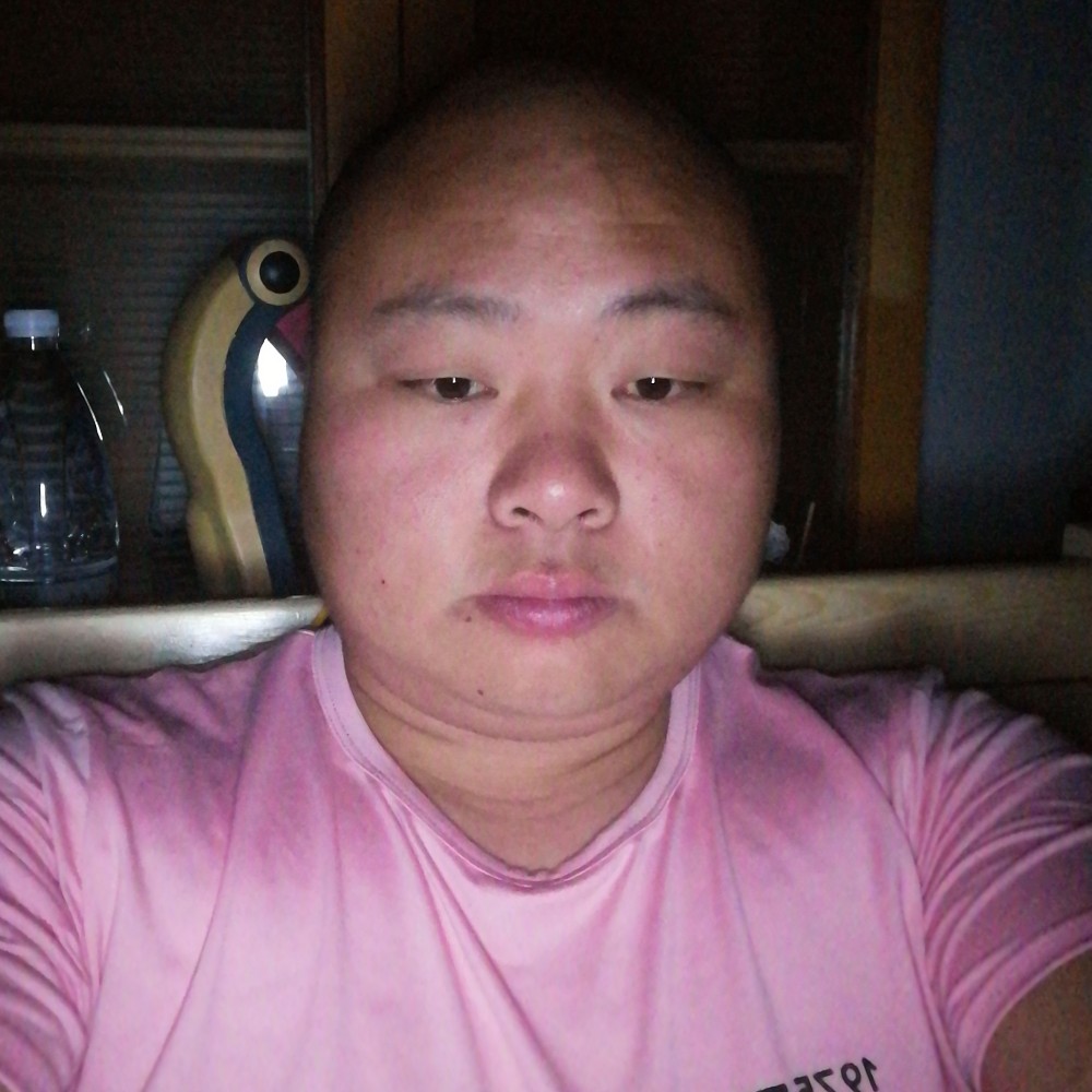矮小蹙眉大叔的照片