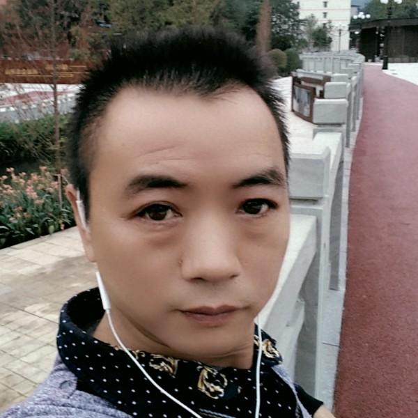 高兴凝眸墨镜的照片