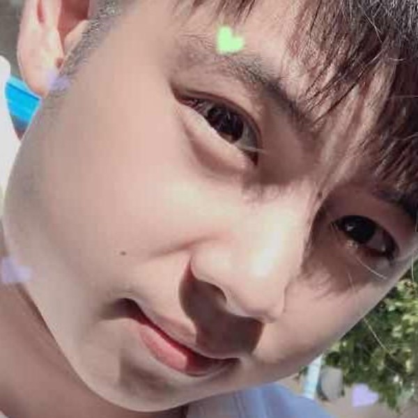 冷酷回眸草丛的照片