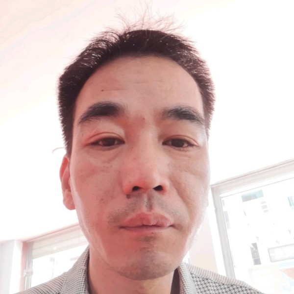 骑蜗牛闯灯的照片