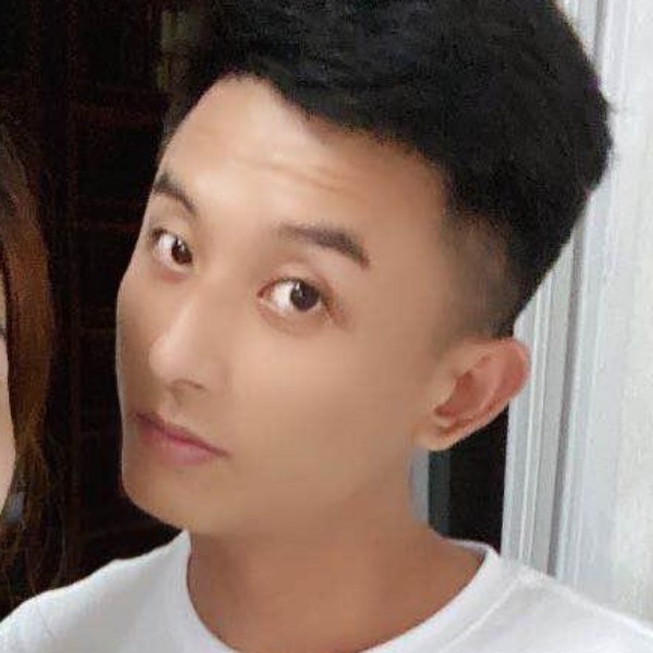 腼腆男孩行的照片