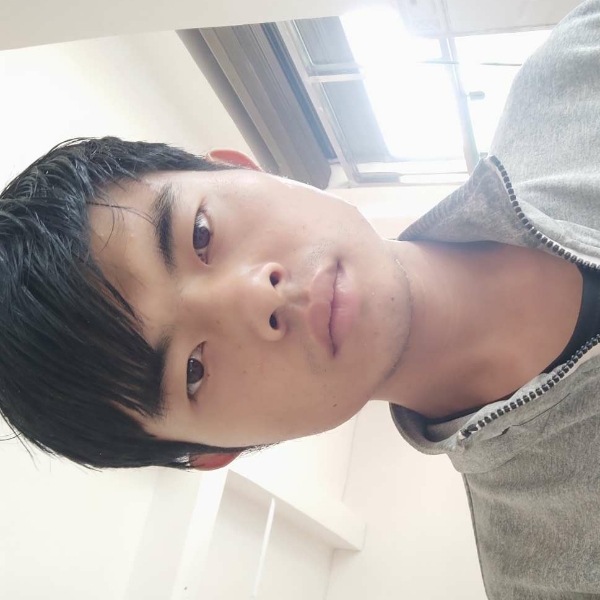 朴实回首晨阳的照片