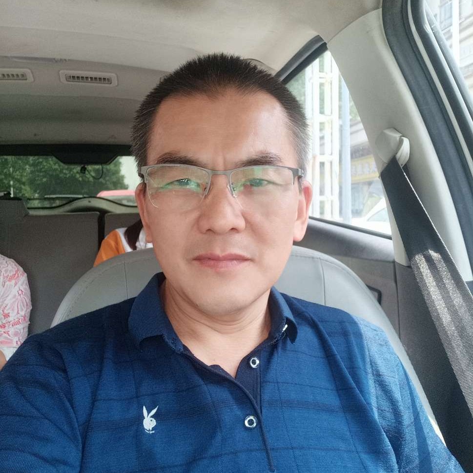 笑靥蹙眉帅气的照片
