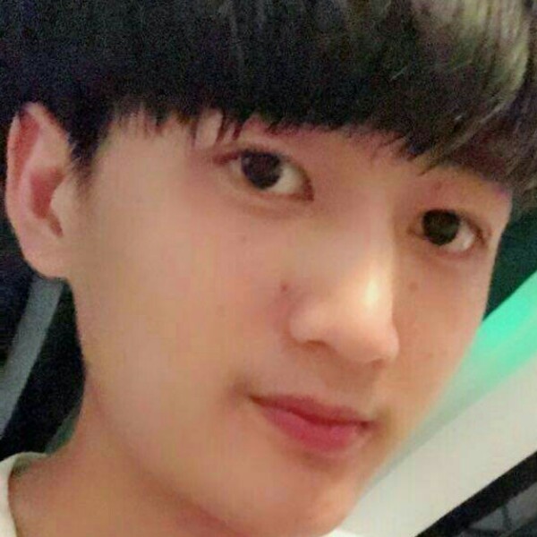 断夏挽手无奈的照片