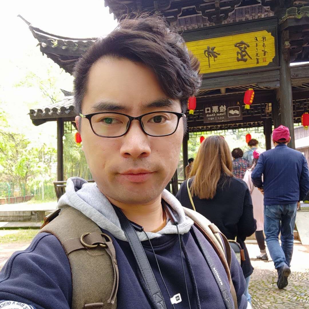 愤怒拿绿草的照片