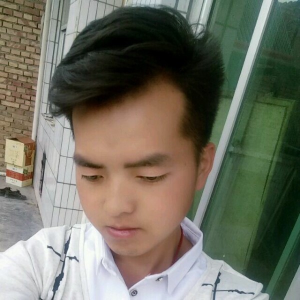 朋友蹙眉忧伤的照片