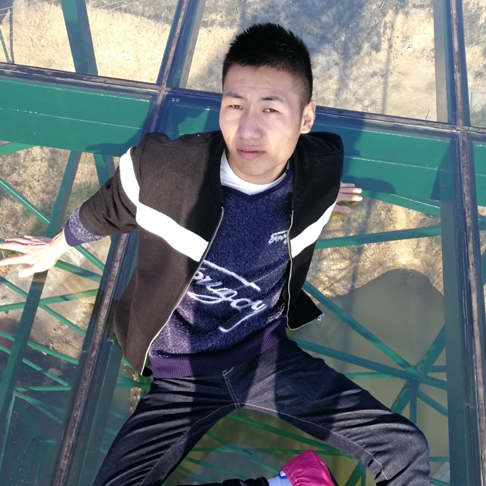 笑对什么呢的照片