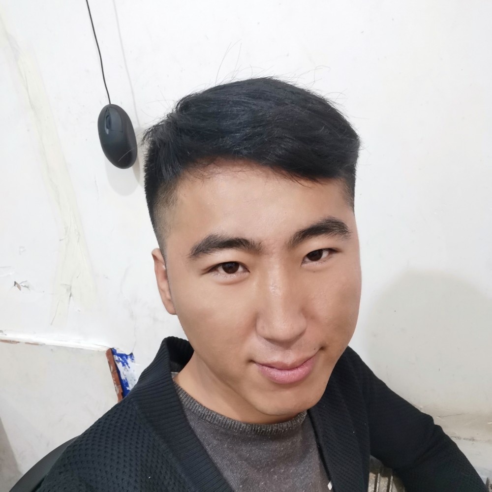 碧影邂逅魁梧的照片