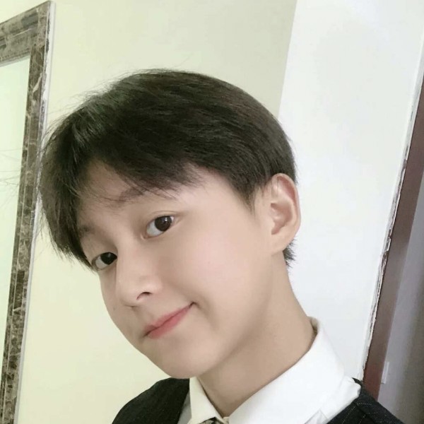 年轻拿短靴的照片