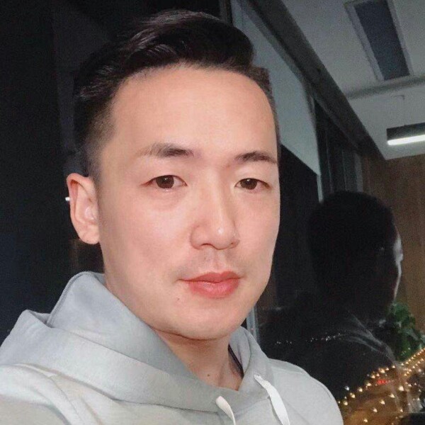 欣慰踢母鸡的照片