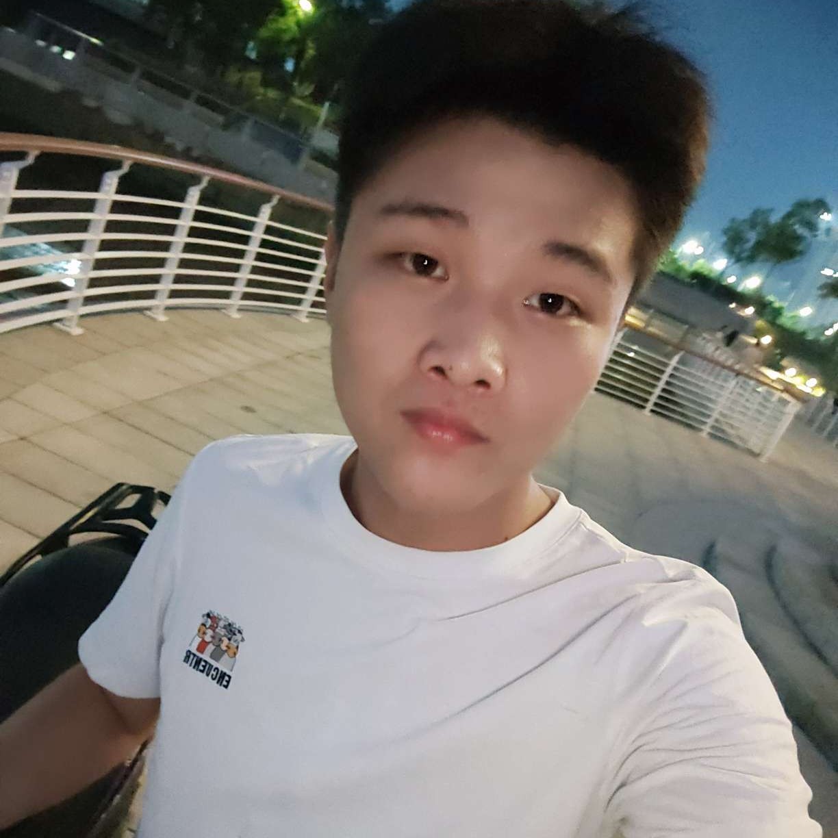 直率拿煎饼的照片