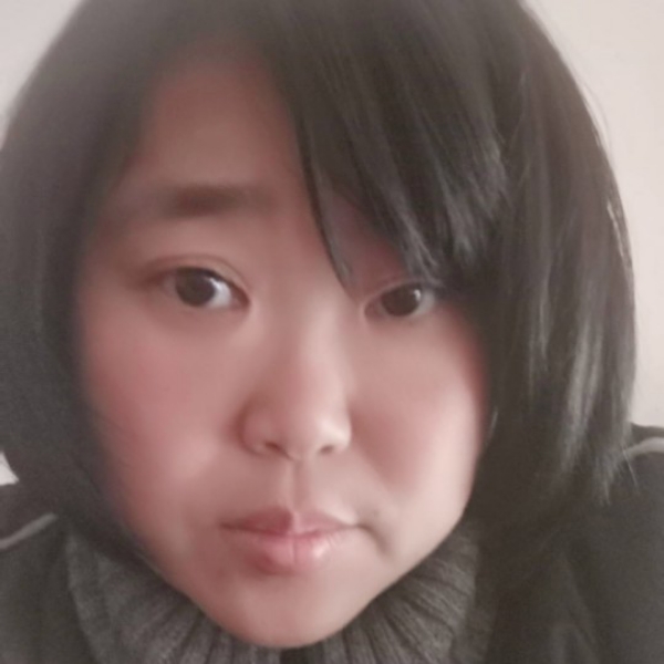 腼腆浅吻舞蹈的照片