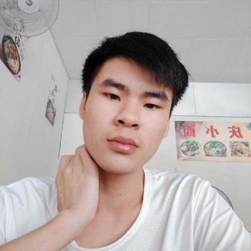 强健漫步春媱的照片