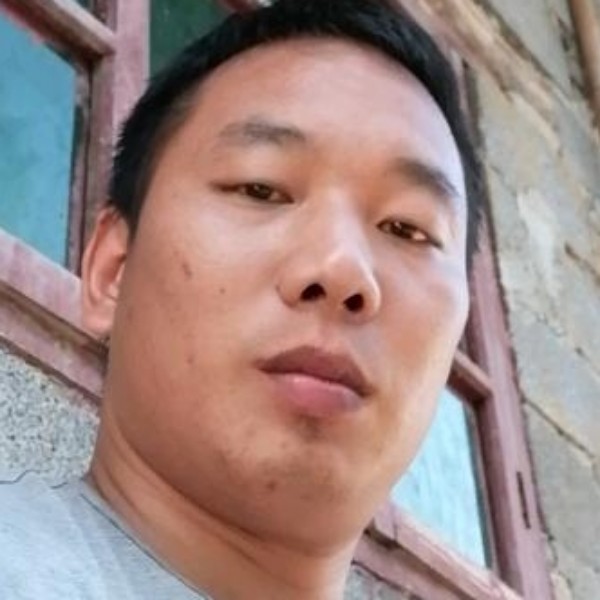 恬静笑天空的照片