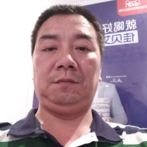 郑男日白的照片