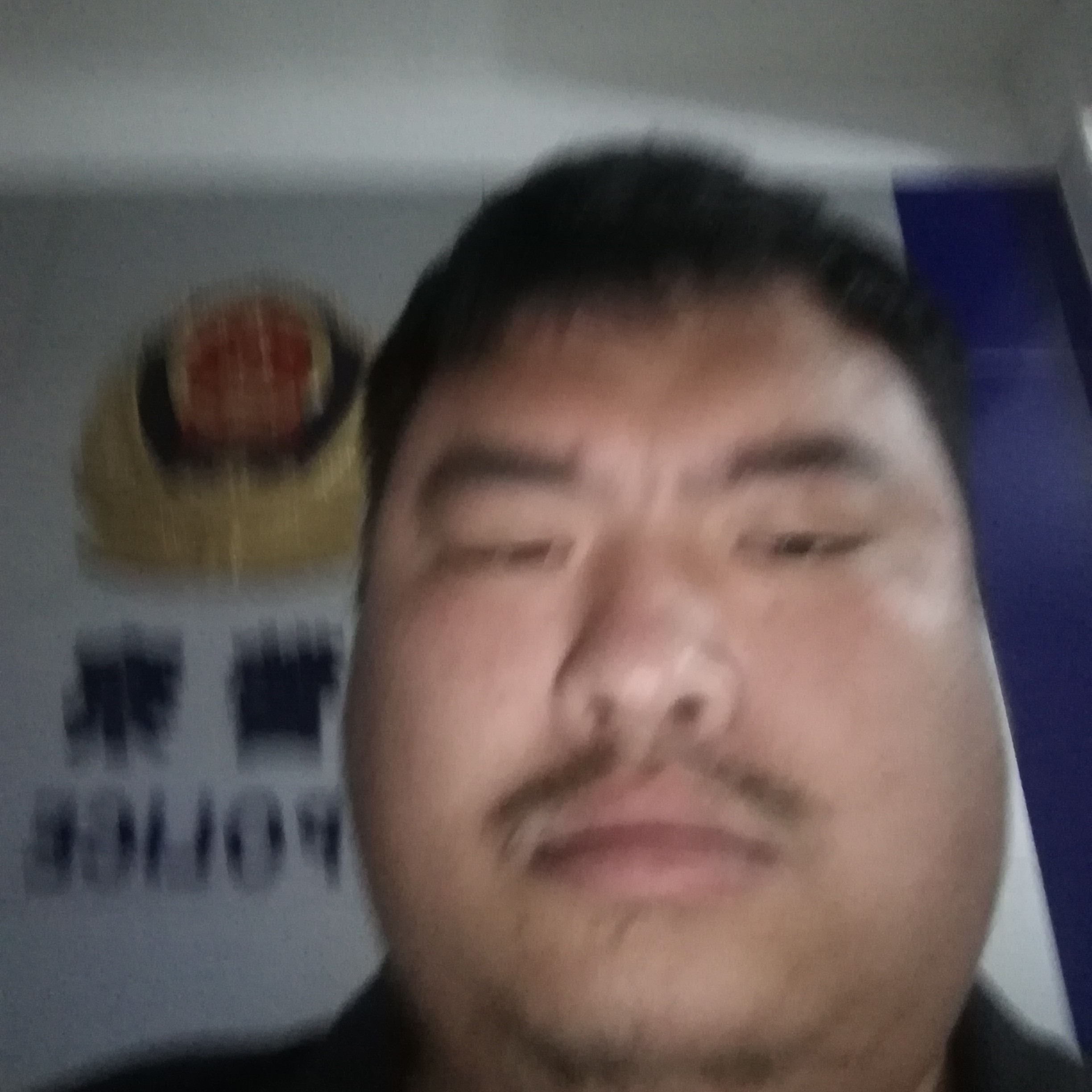 想人陪拿野狼的照片