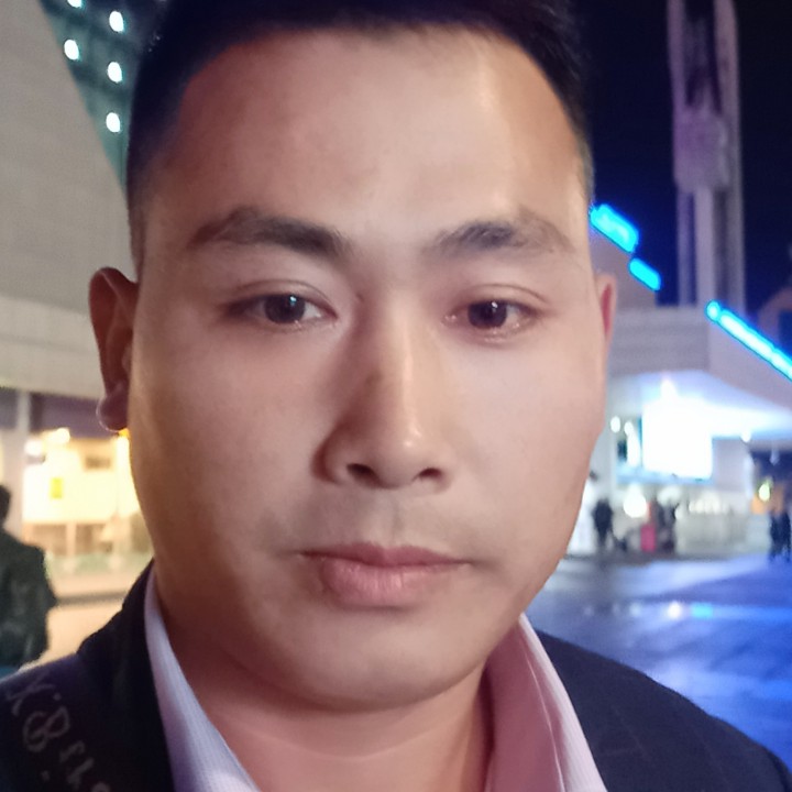 红玫瑰邂逅美满的照片