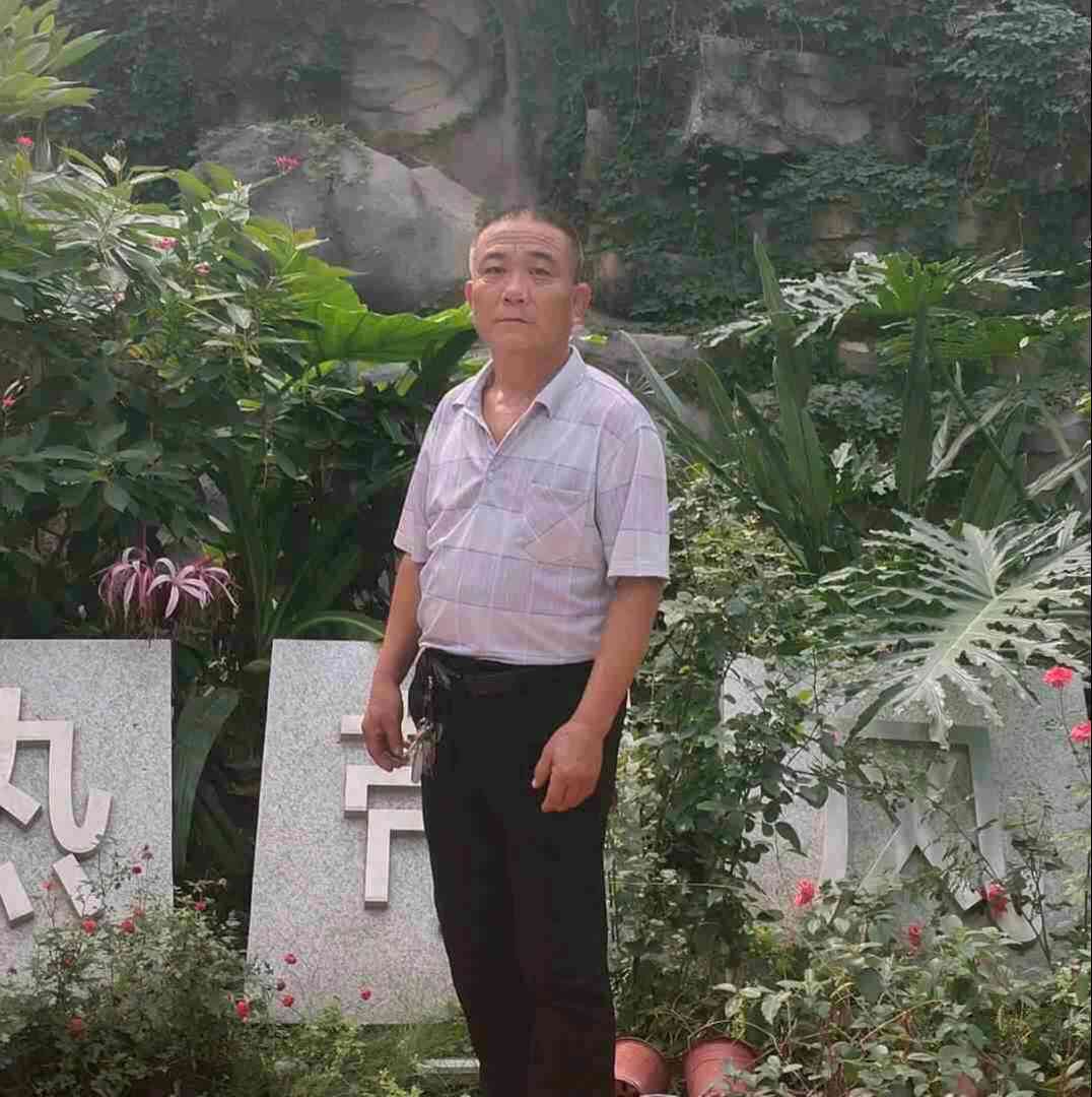 恬静深拥魔镜的照片