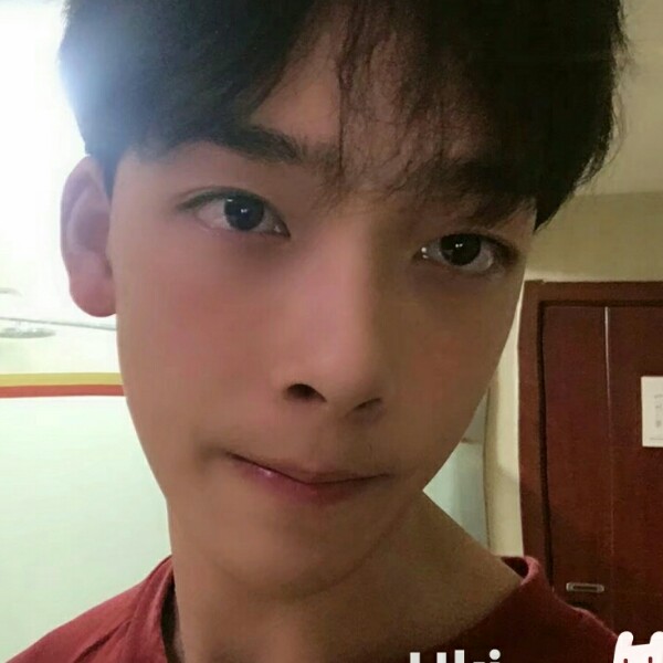 高高黑裤的照片