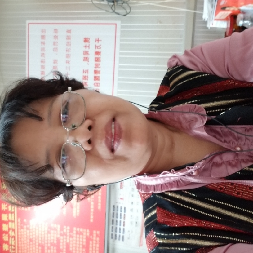 细心少女的照片