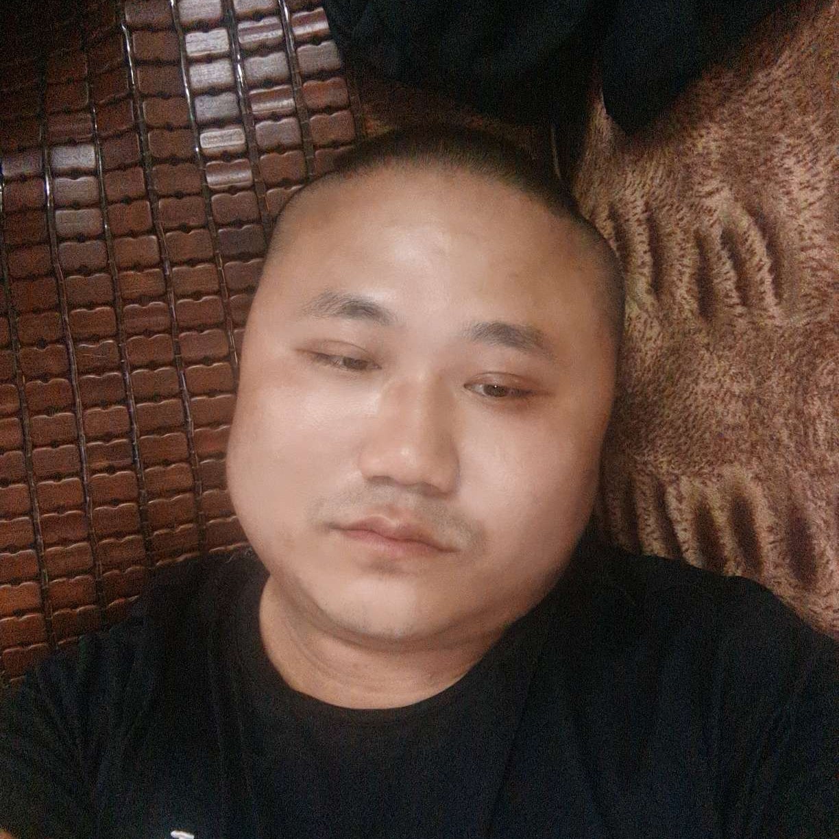 故意踢溪流的照片