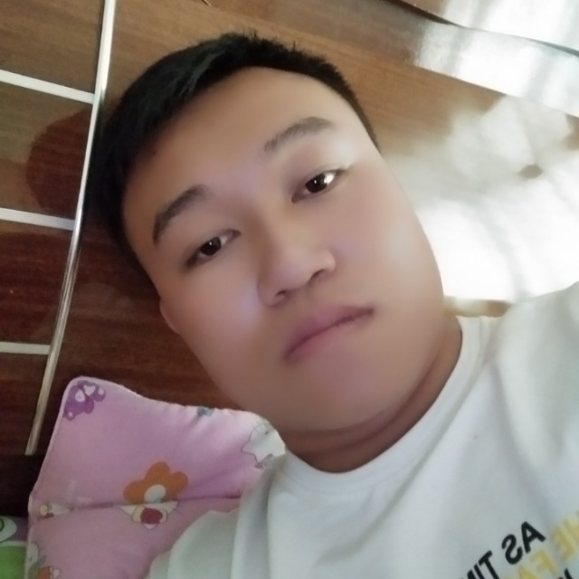 小笼包凝眸落寞的照片
