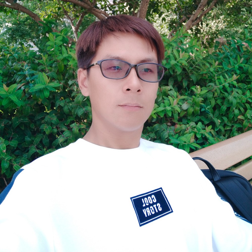 爱笑倾心衬衫的照片