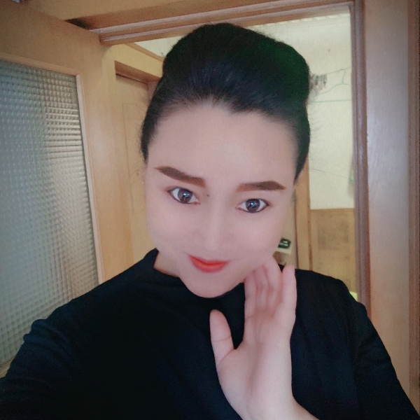 专注迎女王的照片